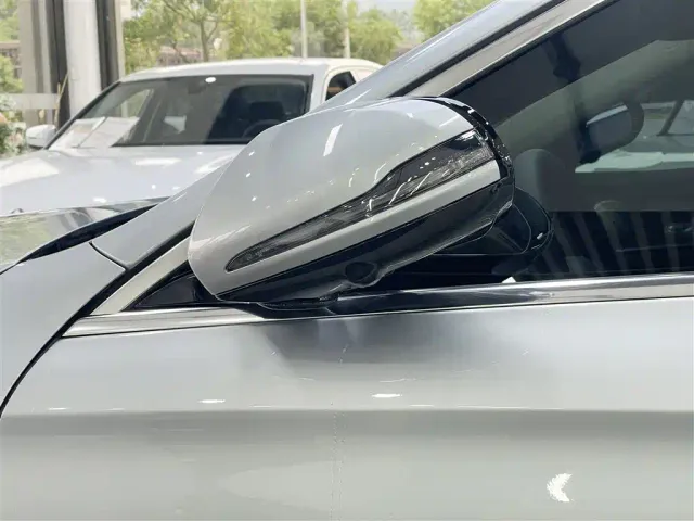 Mercedes-Benz E-Class — Фото автомобиля 8