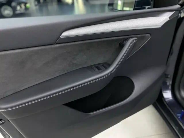Tesla Model Y — Фото автомобиля 16