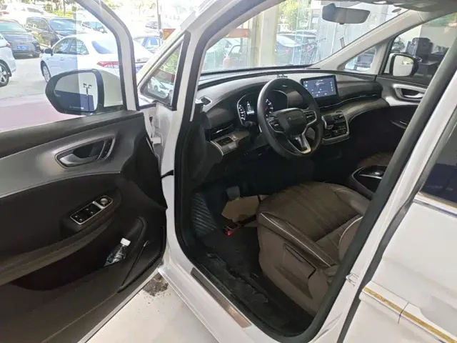 Roewe iMAX8 — Фото автомобиля 15