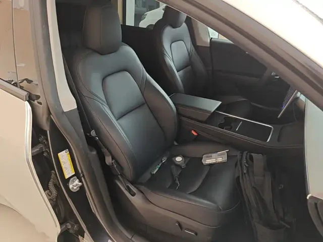Tesla Model Y — Фото автомобиля 24