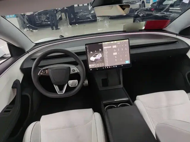 Tesla Model 3 — Фото автомобиля 9