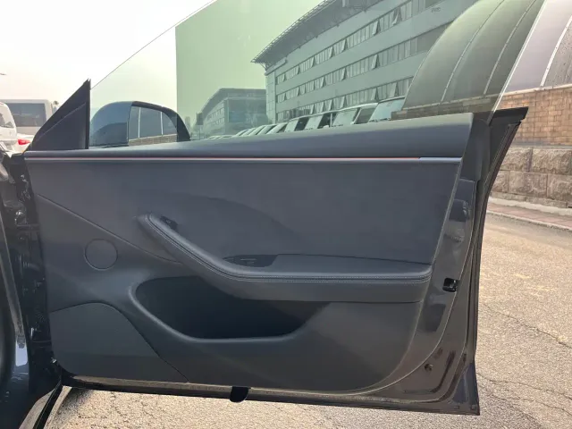 Tesla Model 3 — Фото автомобиля 26