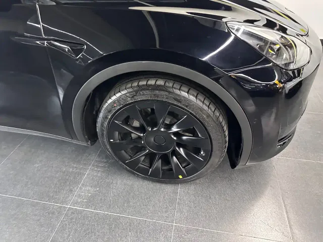 Tesla Model Y — Фото автомобиля 3