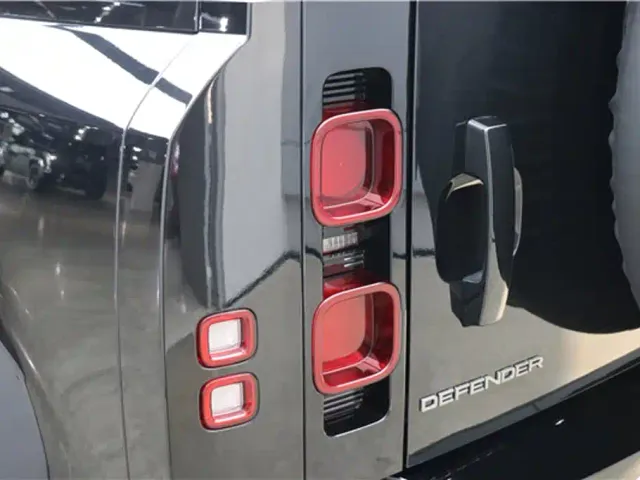 Land Rover Defender — Фото автомобиля 7