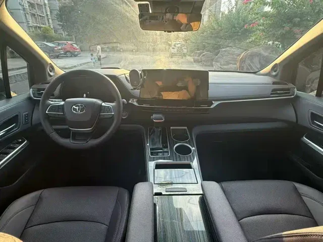 Toyota Sienna — Фото автомобиля 9