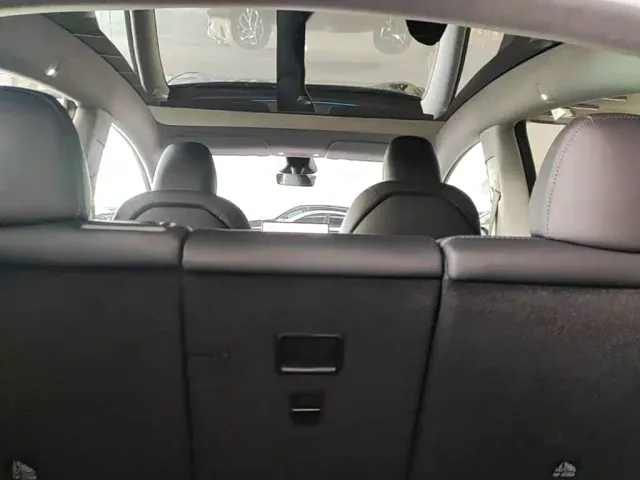 Tesla Model Y — Фото автомобиля 17