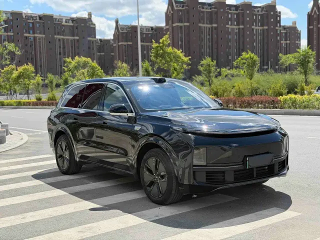 Li Auto L8 — Фото автомобиля 2