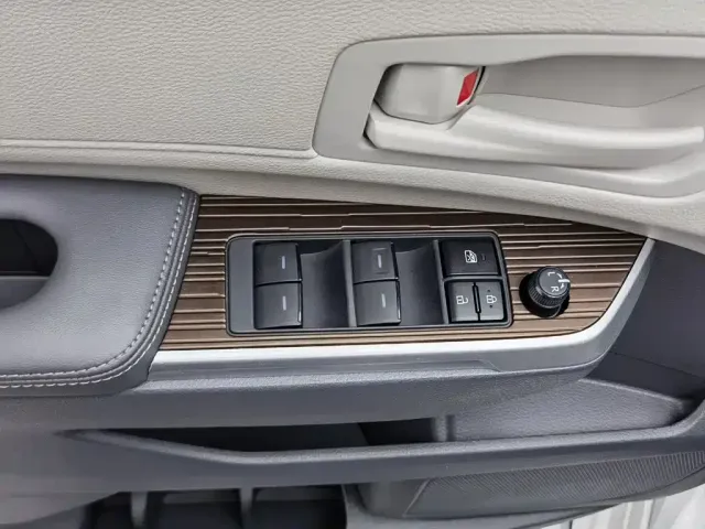 Toyota Granvia 2024 2.5L Hybrid Comfort — Фото автомобиля 9