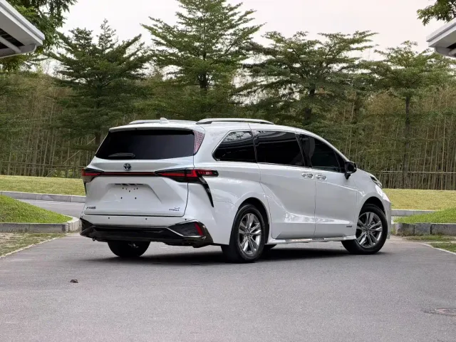 Toyota Sienna — Фото автомобиля 10