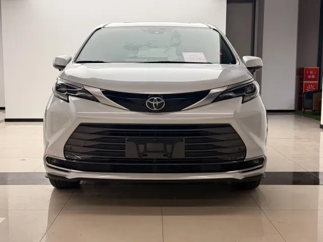 Toyota Sienna — Фото автомобиля 2