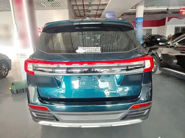Forthing T5 — Фото автомобиля 5