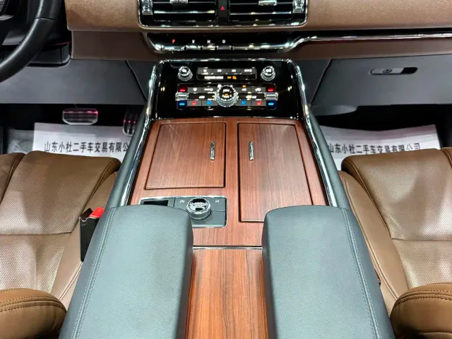 Lincoln Navigator — Фото автомобиля 10