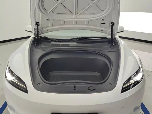 Tesla Model 3 — Фото автомобиля 10