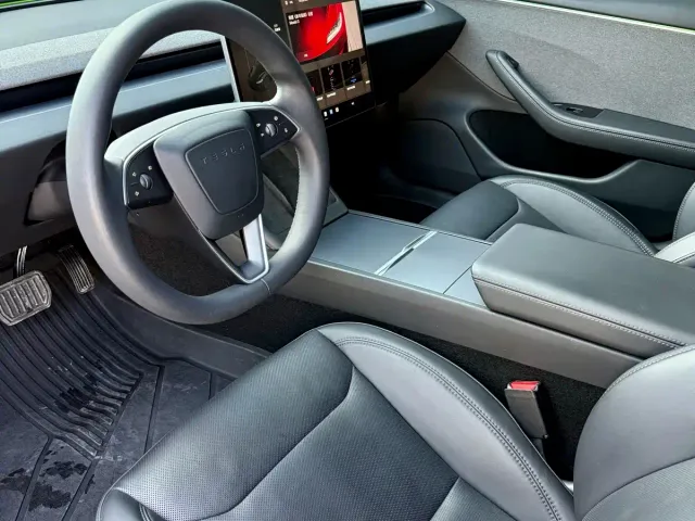 Tesla Model 3 — Фото автомобиля 10