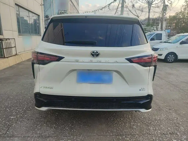 Toyota Sienna — Фото автомобиля 5