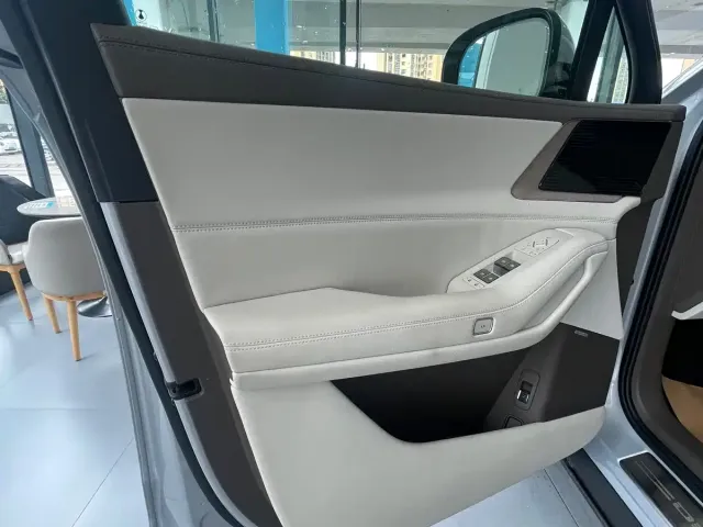 Denza Denza N8L 2025 Standard — Фото автомобиля 5
