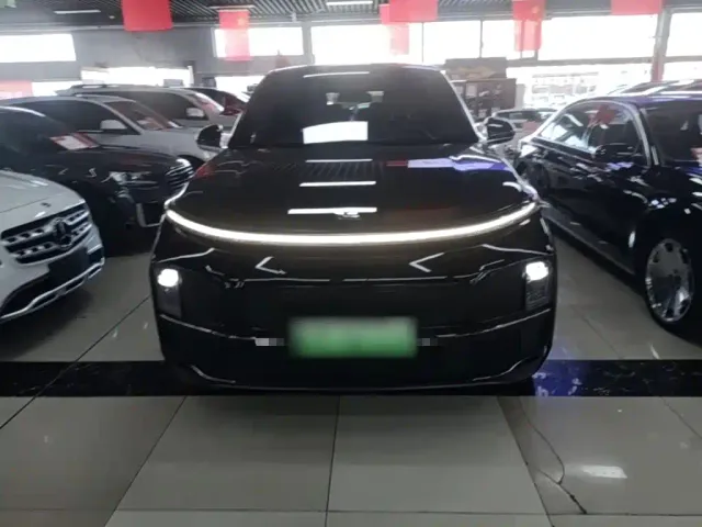 Li Auto L8 — Фото автомобиля 2