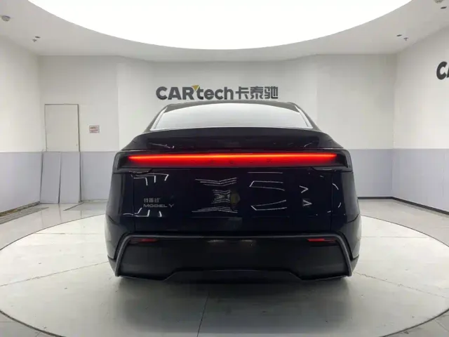 Tesla Model Y — Фото автомобиля 6