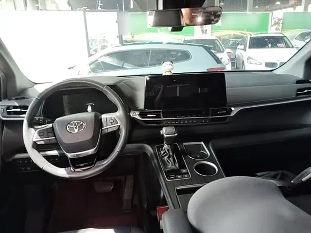 Toyota Sienna — Фото автомобиля 9