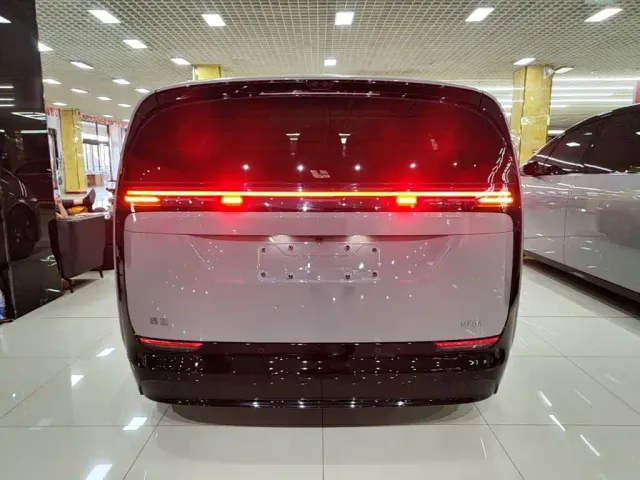 Li Auto MEGA — Фото автомобиля 5