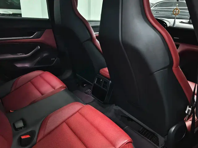 Porsche Taycan — Фото автомобиля 10