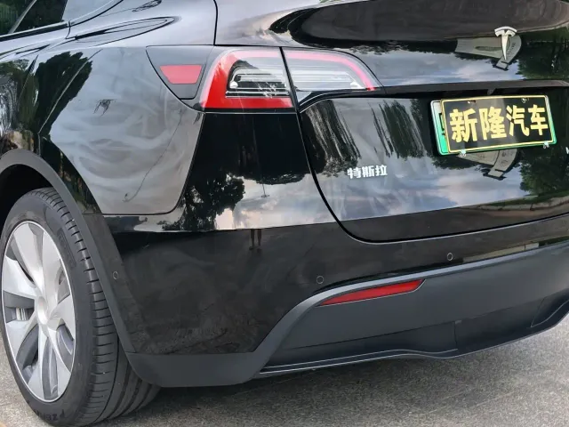 Tesla Model Y — Фото автомобиля 24