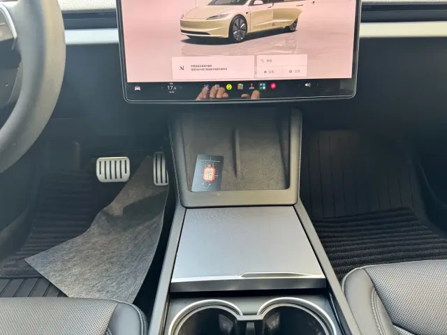 Tesla Model 3 — Фото автомобиля 15