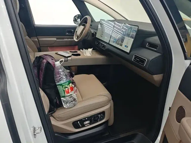 Li Auto MEGA — Фото автомобиля 24