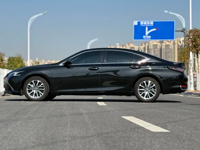 Lexus ES — Фото автомобиля 4