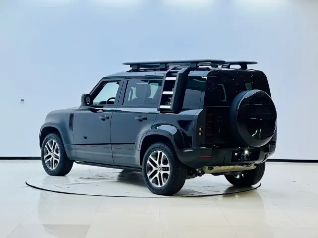 Land Rover Defender — Фото автомобиля 10