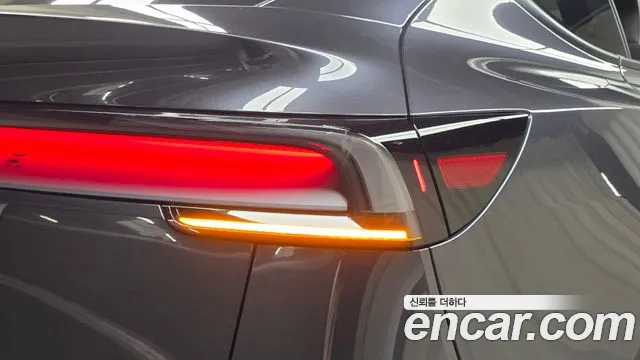 Tesla Model Y — Фото автомобиля 8