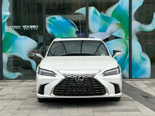 Lexus Lexus ES 2025 200 Ultimate Edition — Фото автомобиля 2