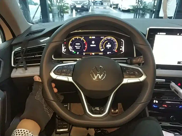Volkswagen Tiguan L — Фото автомобиля 10