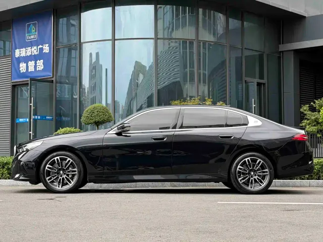 BMW 5 Series — Фото автомобиля 5
