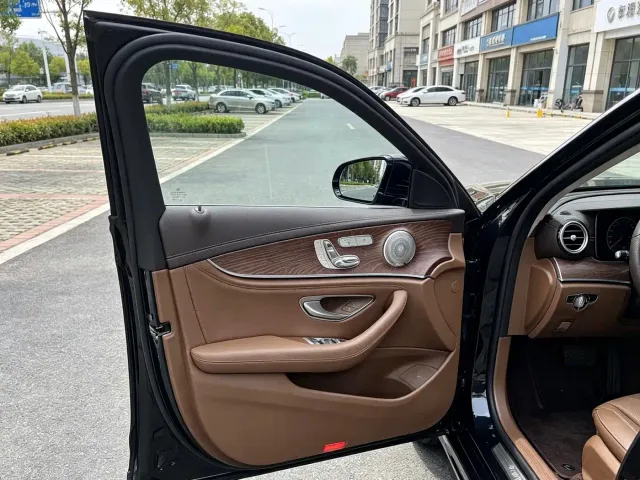 Mercedes-Benz E-Class — Фото автомобиля 5