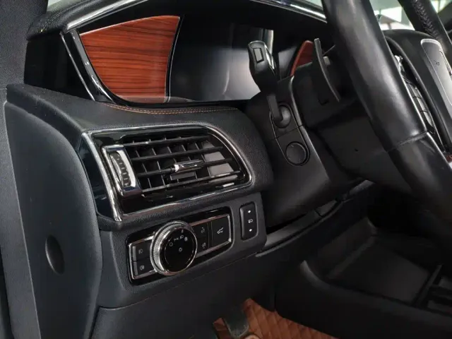 Lincoln Navigator — Фото автомобиля 8