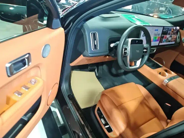 Li Auto L8 — Фото автомобиля 15
