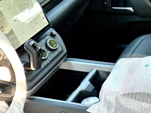 Land Rover Defender — Фото автомобиля 9