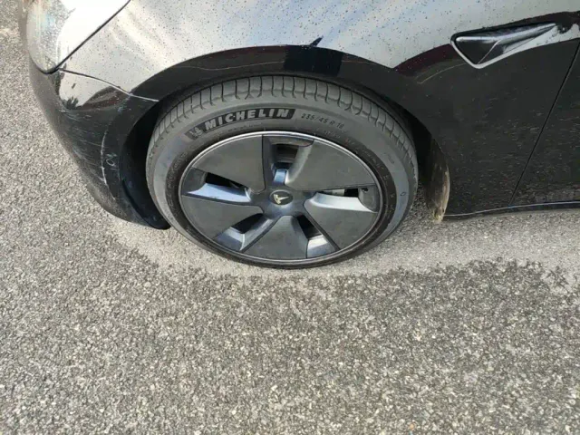 Tesla Model 3 — Фото автомобиля 22