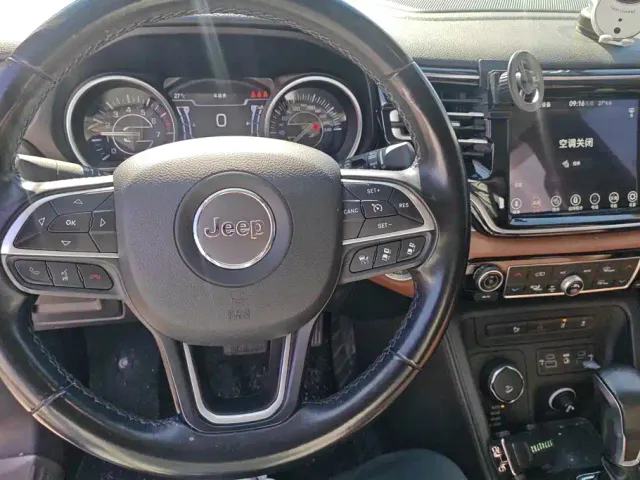 Jeep Grand Commander — Фото автомобиля 12