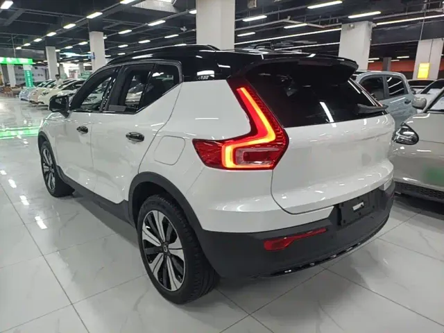 Volvo XC40 — Фото автомобиля 4