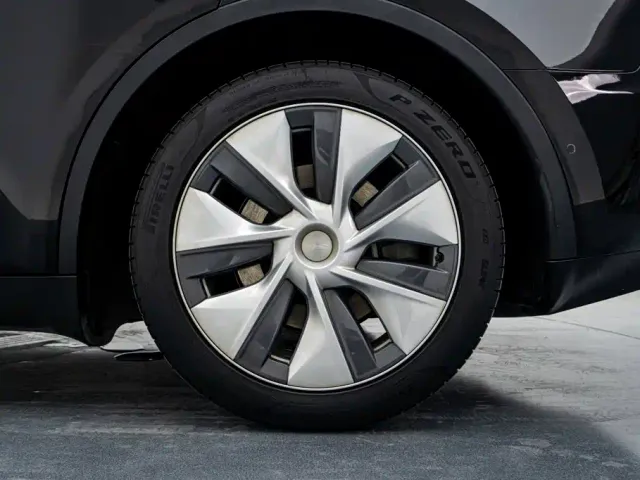 Tesla Model Y — Фото автомобиля 26