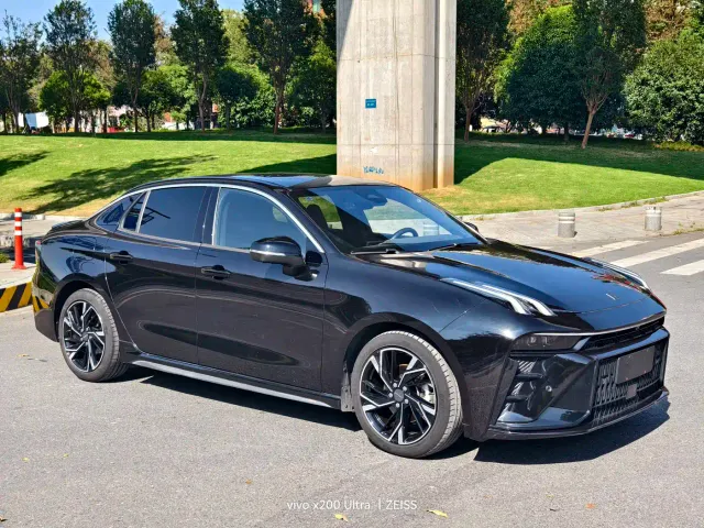 Lynk & Co 03 — Фото автомобиля 3