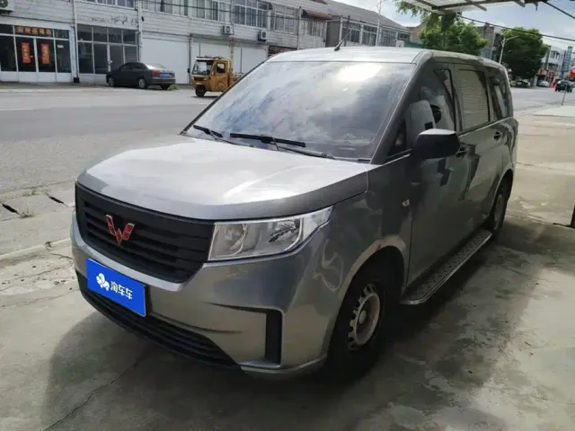 Фотография автомобиля — Wuling Hongguang Plus