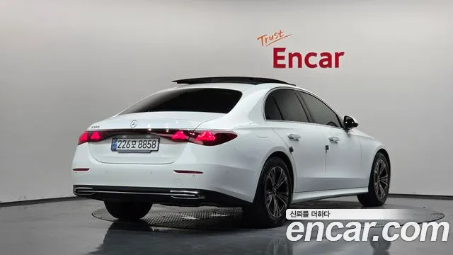 Mercedes-Benz E-Class — Фото автомобиля 2