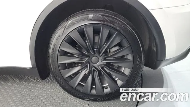 Tesla Model Y — Фото автомобиля 16