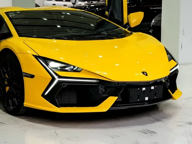 Lamborghini Revuelto — Фото автомобиля 5
