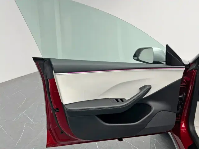 Tesla Model 3 — Фото автомобиля 14