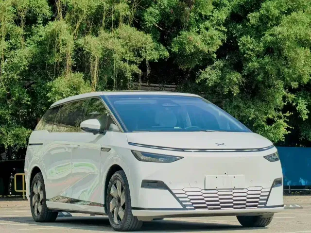 Xpeng X9 — Фото автомобиля 3