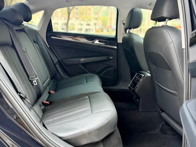 Volkswagen Passat — Фото автомобиля 12